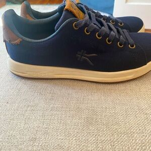 Women’s size 8 Kuru Roam sneaker, great condition!